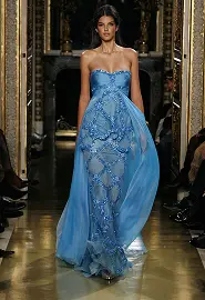 longue robe bleu avec détails strass bleus.