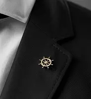 longue robe blanches avec dentellet. Foulard autour du coup.