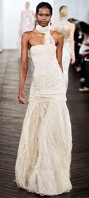 broche dorée sur costume noir, barre de bateau.