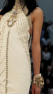 robe gris avec détails dorés, style grecque antique.