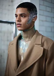 longue robe blanche prés du corps avec perles.