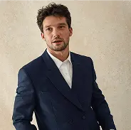 costume bleu marine.