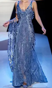 costume bleu marine.