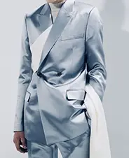 costume bleu marine.