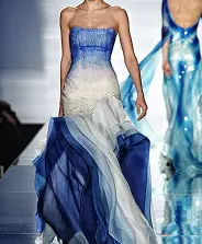 robe blanche à encollure américaine, avec une découpe triangulaire au niveau de la poitrine.