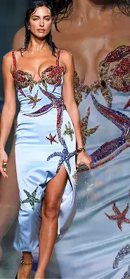 longue robe blanche grecque, détails argentés sur les épaules.