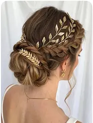 longue robe blanche grecque, détails dorés au niveau du torse.