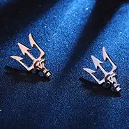 longue robe bleue staninée, s'attachant avec un colier autour du cou.